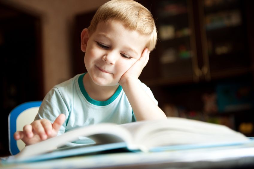 Niño leyendo un libro en inglés